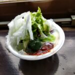 ビアポン大会でチームで協力してボールを投げる参加者と振る舞われた手作りかき氷