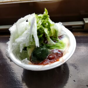 ビアポン大会でチームで協力してボールを投げる参加者と振る舞われた手作りかき氷