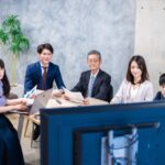 チャオ上尾の事業所内でオンライン会社説明会をみんなで鑑賞するイメージ