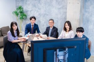チャオ上尾の事業所内でオンライン会社説明会をみんなで鑑賞するイメージ