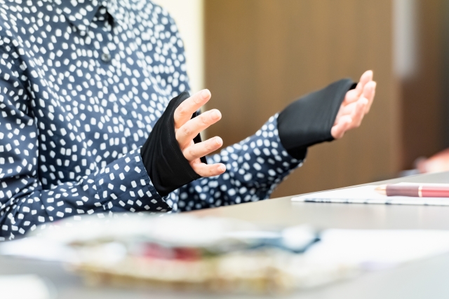 卒業生の体験談を現在の訓練やサポートに活かすイメージ