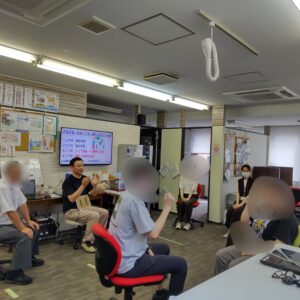お盆特別プログラムのSST講座で「あっち向いてホイ」大会を楽しみ、参加者の緊張がほぐれる様子