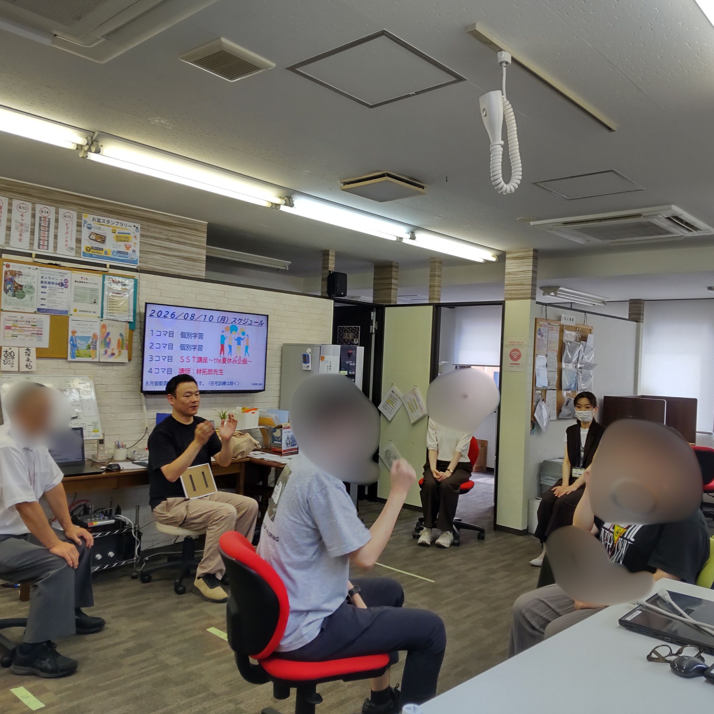 お盆特別プログラムのSST講座で「あっち向いてホイ」大会を楽しみ、参加者の緊張がほぐれる様子