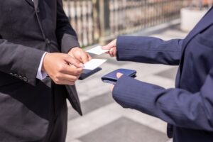 プロから学ぶスーツの身だしなみや面接マナー、名刺交換のイメージ