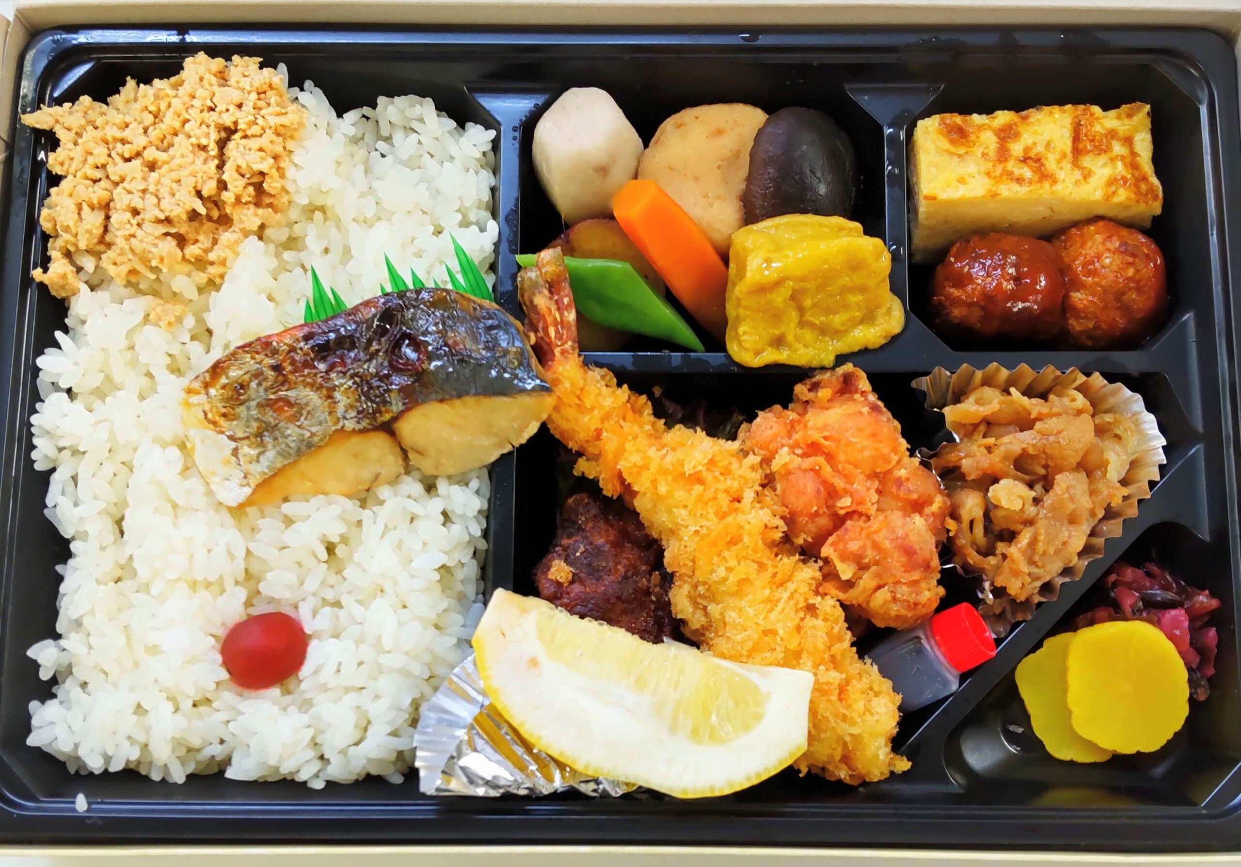 出汁の効いた厚焼き玉子など職人さんの技が詰まった豪華なお弁当
