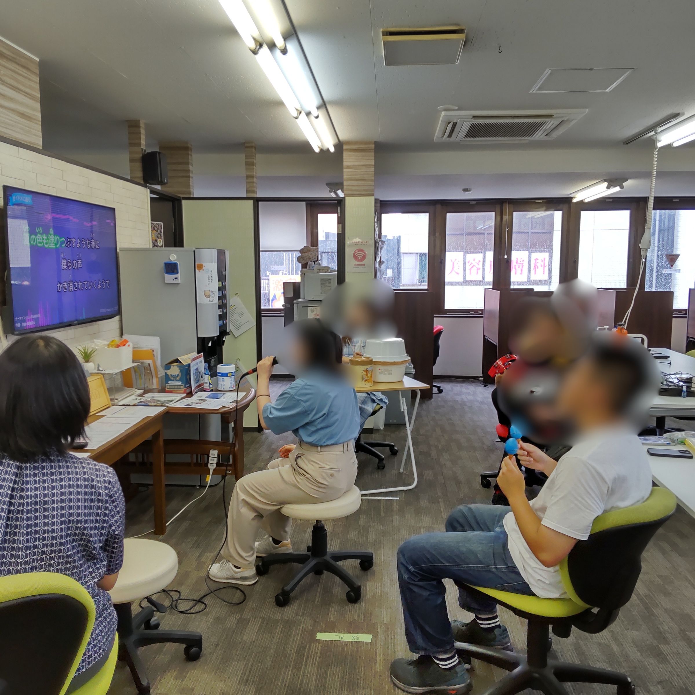 チャオ演奏会で好きな音楽に合わせてバチでリズムを叩き、カラオケや曲紹介を楽しむ様子