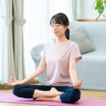 姿勢を整えて呼吸を整える自律神経ケアのイメージ