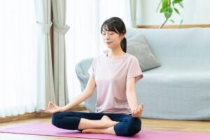 姿勢を整えて呼吸を整える自律神経ケアのイメージ