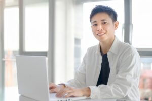 障害者雇用枠で自分に合った勤務時間やペースで活き活きと働く20代・30代のイメージ画像