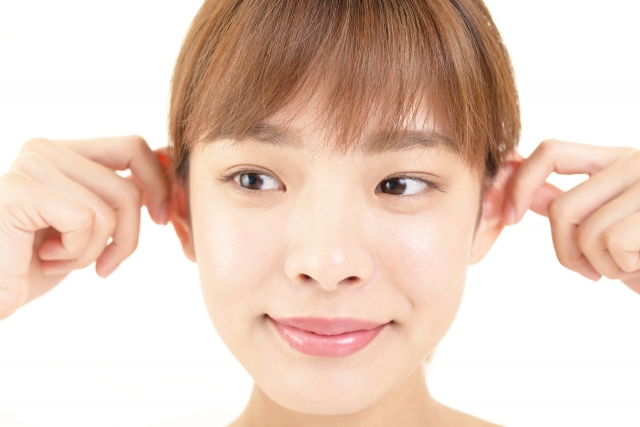 チャオ上尾の耳ストレッチタイム掲示物。耳を軽くつまみ上・横・下に引っ張る手順の案内