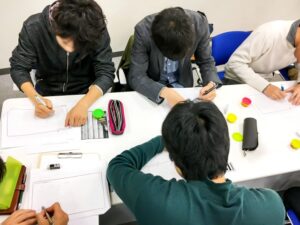 柳沢教授の記事を読みながら自分の睡眠や体調管理について振り返る受講者のイメージ