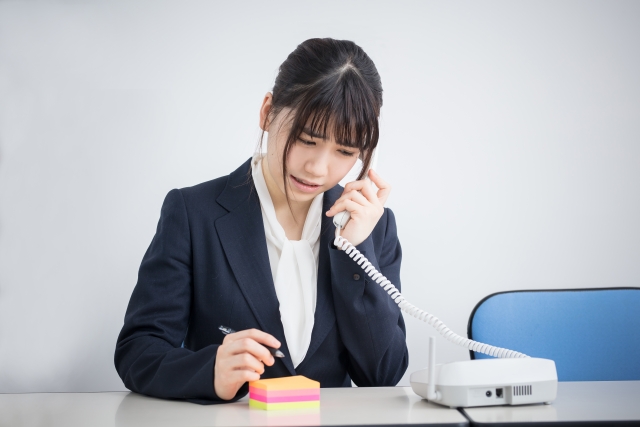 口頭で複数の指示を受けながら必死にメモを取ろうとする手元のイメージ画像